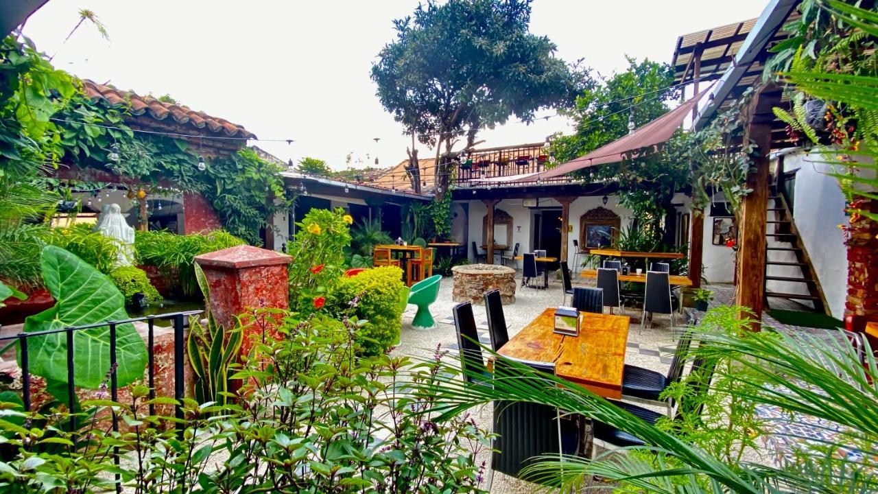 Nikikot Hostel & Hotel Antigua Bagian luar foto