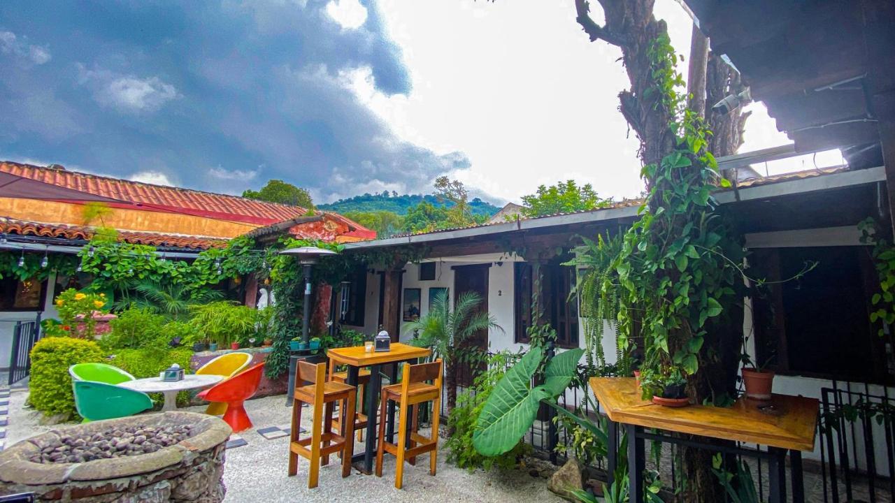 Nikikot Hostel & Hotel Antigua Bagian luar foto