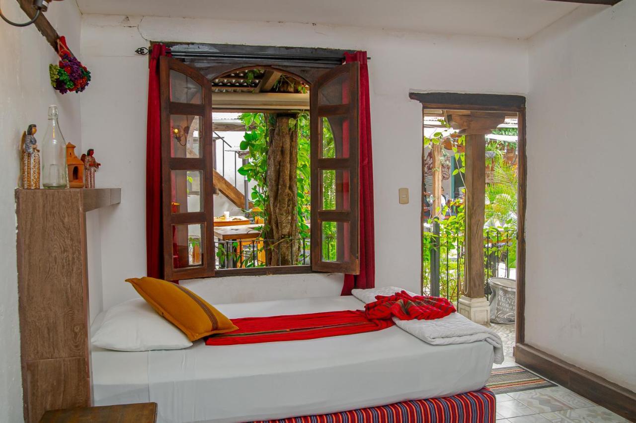 Nikikot Hostel & Hotel Antigua Bagian luar foto