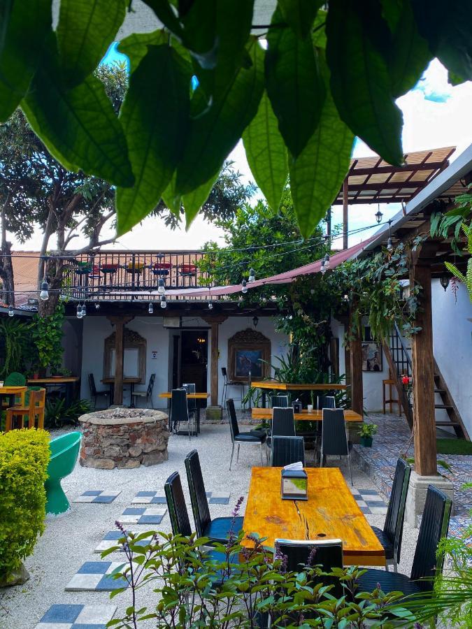 Nikikot Hostel & Hotel Antigua Bagian luar foto