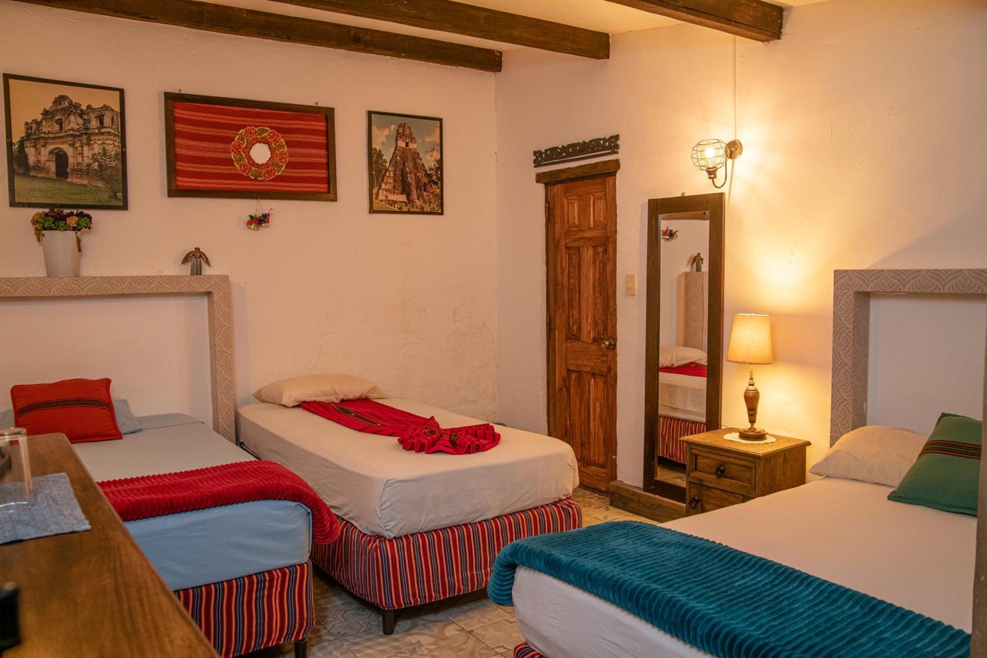 Nikikot Hostel & Hotel Antigua Bagian luar foto